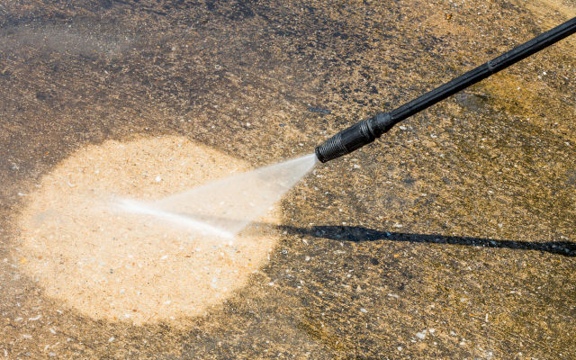 Top 5 Signs It’s Time to Pressure Wash Your Driveway